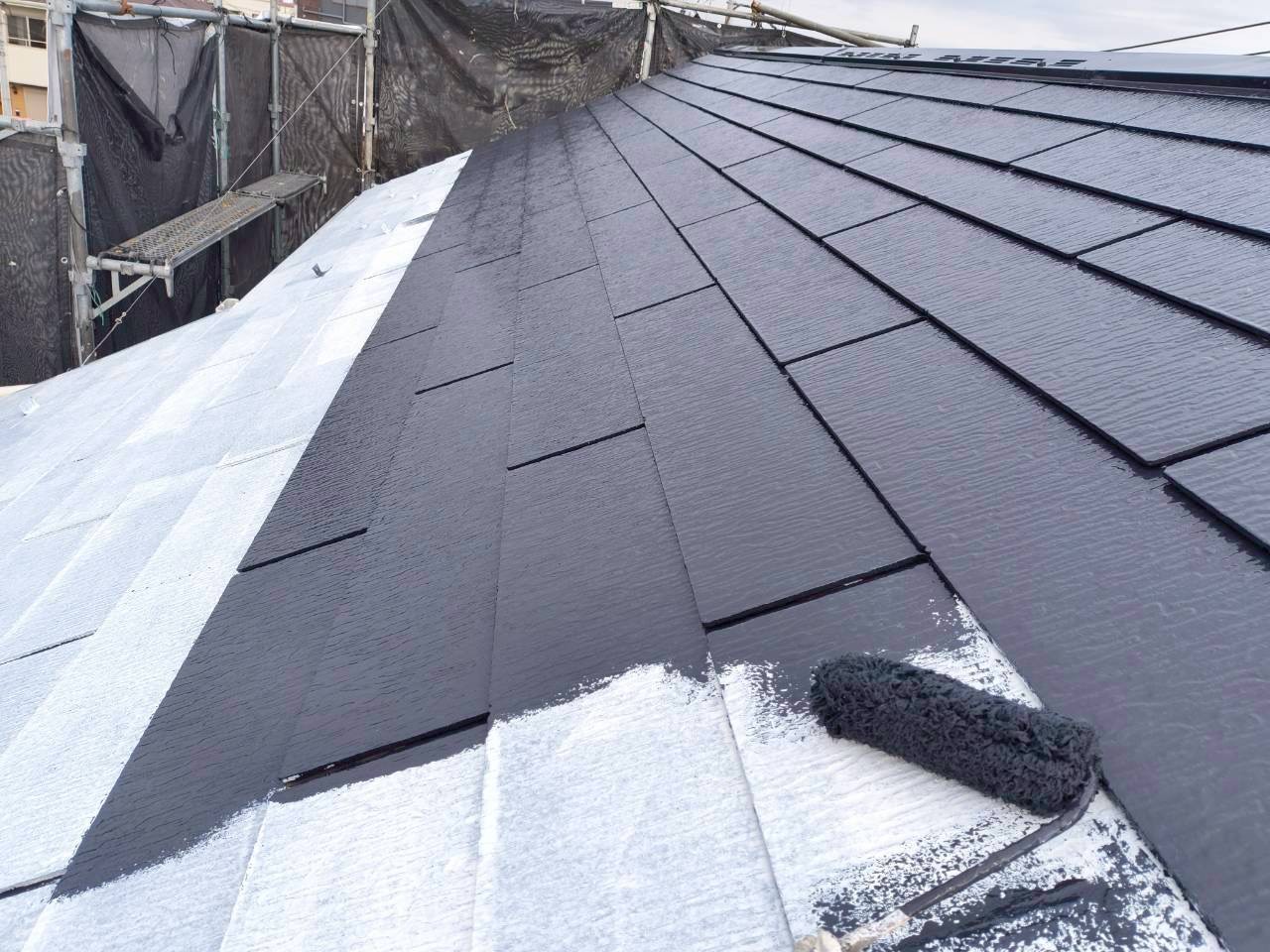 シャネツロックルーフを中塗り塗装中